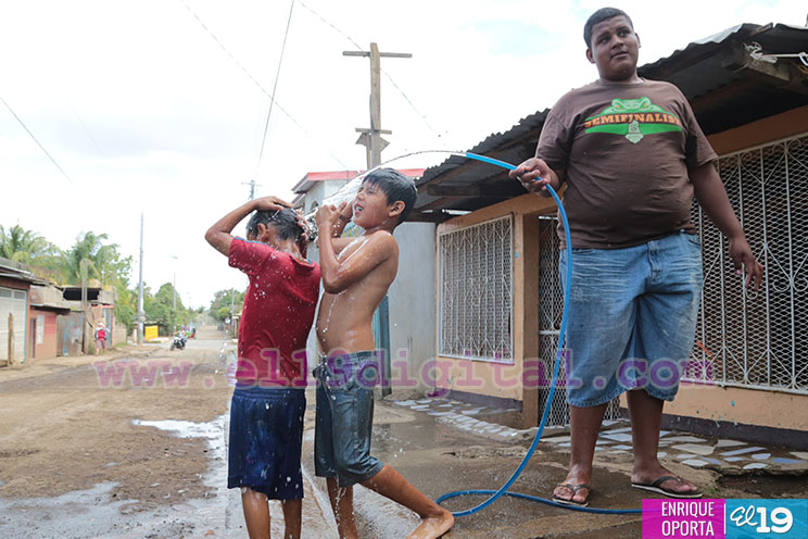 Instalan agua potable y alcantarillado sanitario en el Barro Palestina